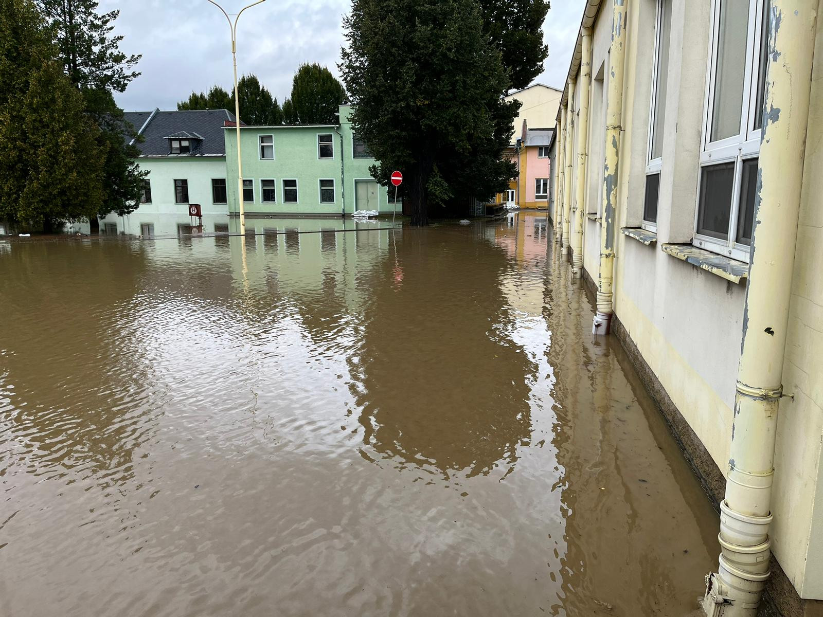 Ničivá povodeň zasáhla Kofolu. Rodinná nápojářská firma byla připravena na všech svých lokacích, divoká voda uštědřila šrámy zvláště Krnovu